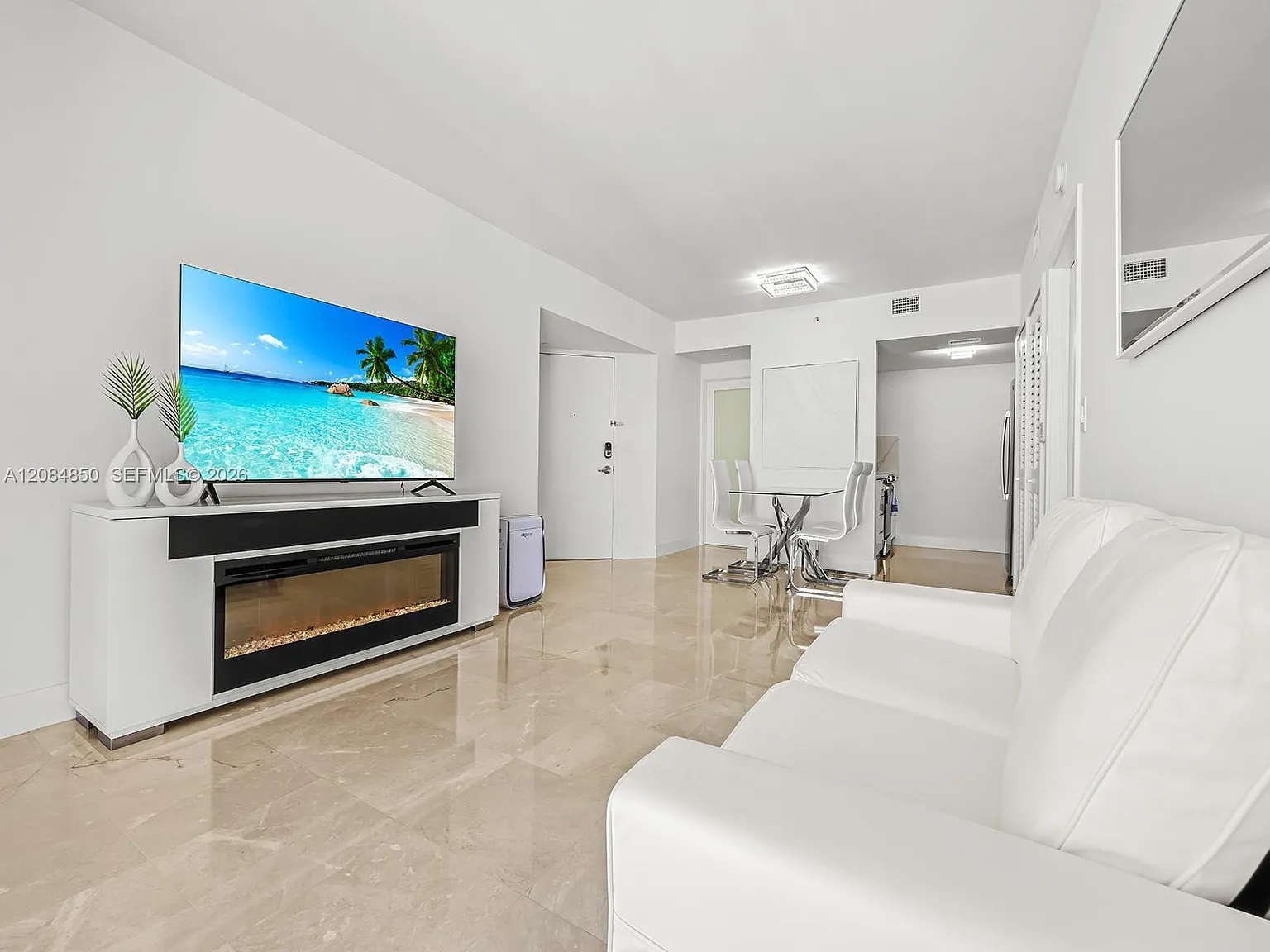 Akoya Condo — Photo 2