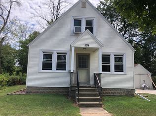 704 W 18th St, Cedar Falls, IA 50613