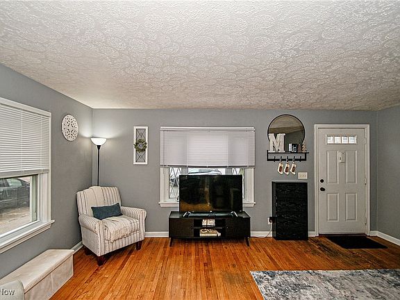 5th image of 1910 37th St NW