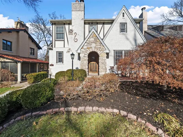 7621 Shirley Dr, Saint Louis, MO 63105