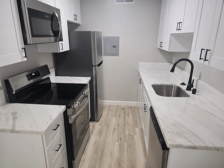 2300 G St — Photo 3