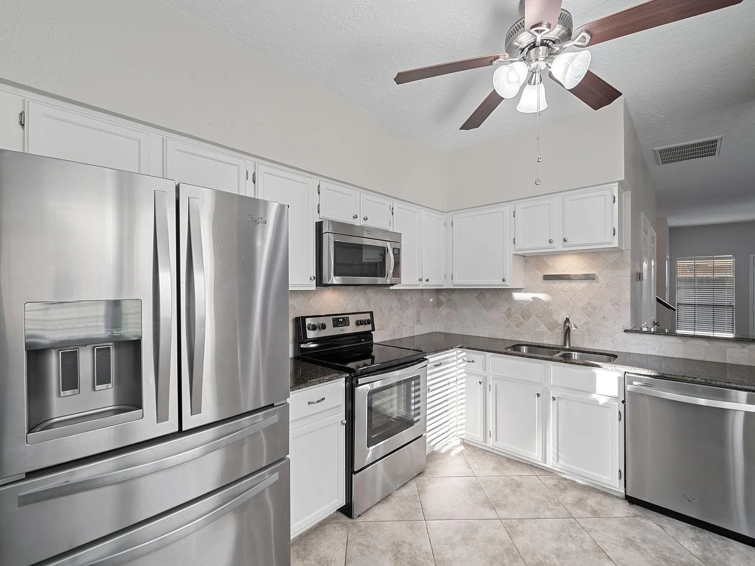 2 bed, 2.5 bath, 1351 sqft, $1,790 — Photo 2