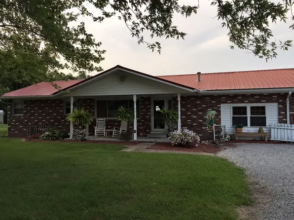 1022 W Robinson St, Wayne City, IL 62895
