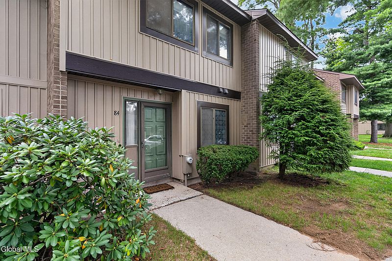 4th image of 84 Crestwood Terrace