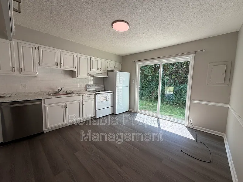 430 S Smith St — Photo 3