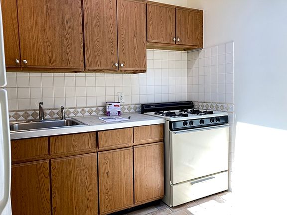4th image of 198 Hopkins St #2B
