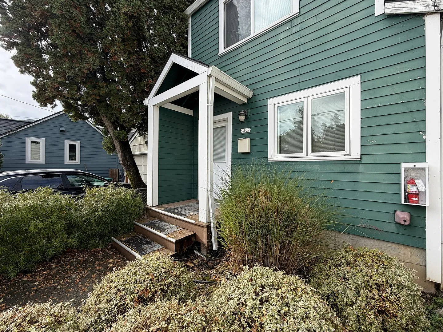 Charming North Portland 2-Bedroom Home Near Coffee Shops, Restaurants & Major Freeways — Photo 3