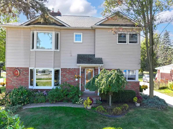 28900 S River Rd, Harrison Township, MI 48045