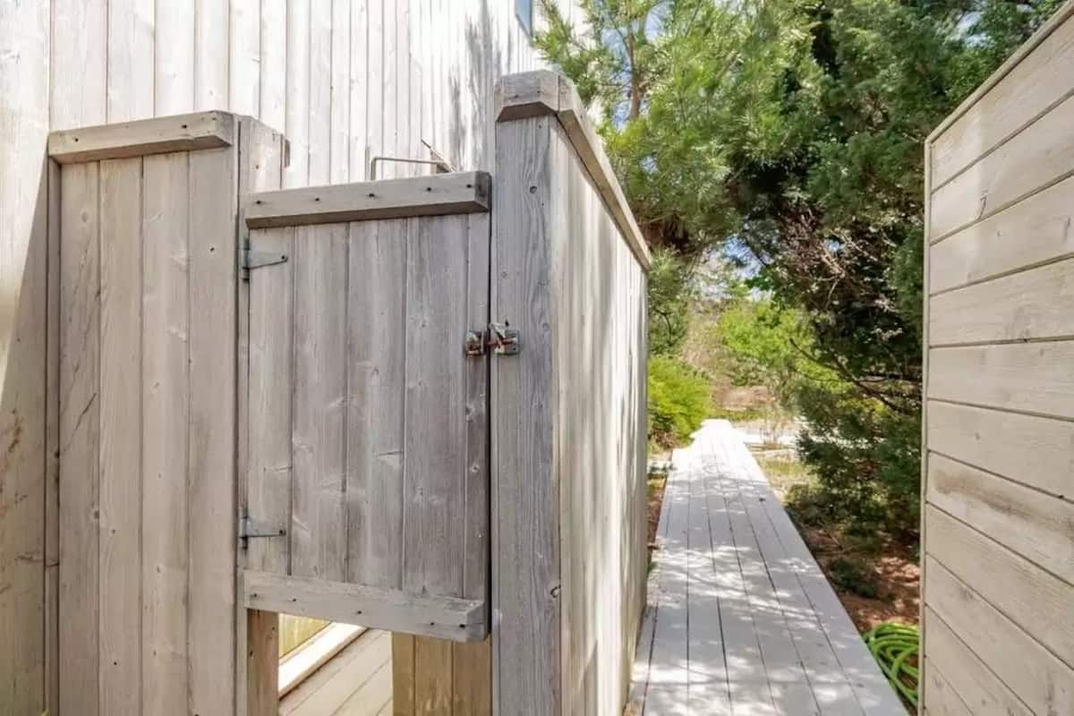  Outdoor shower