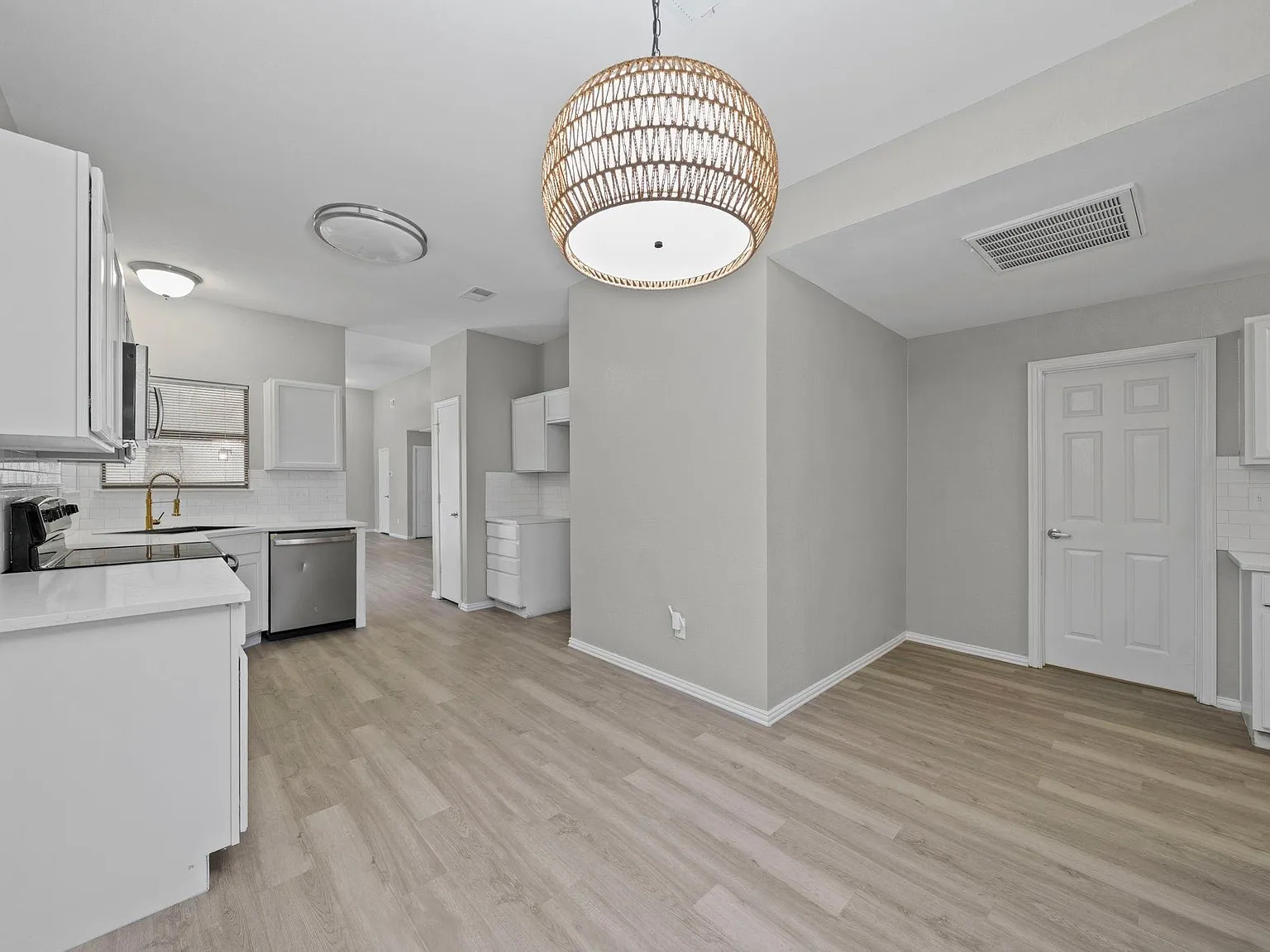 4 bed, 1605 sqft, $2,200 — Photo 4