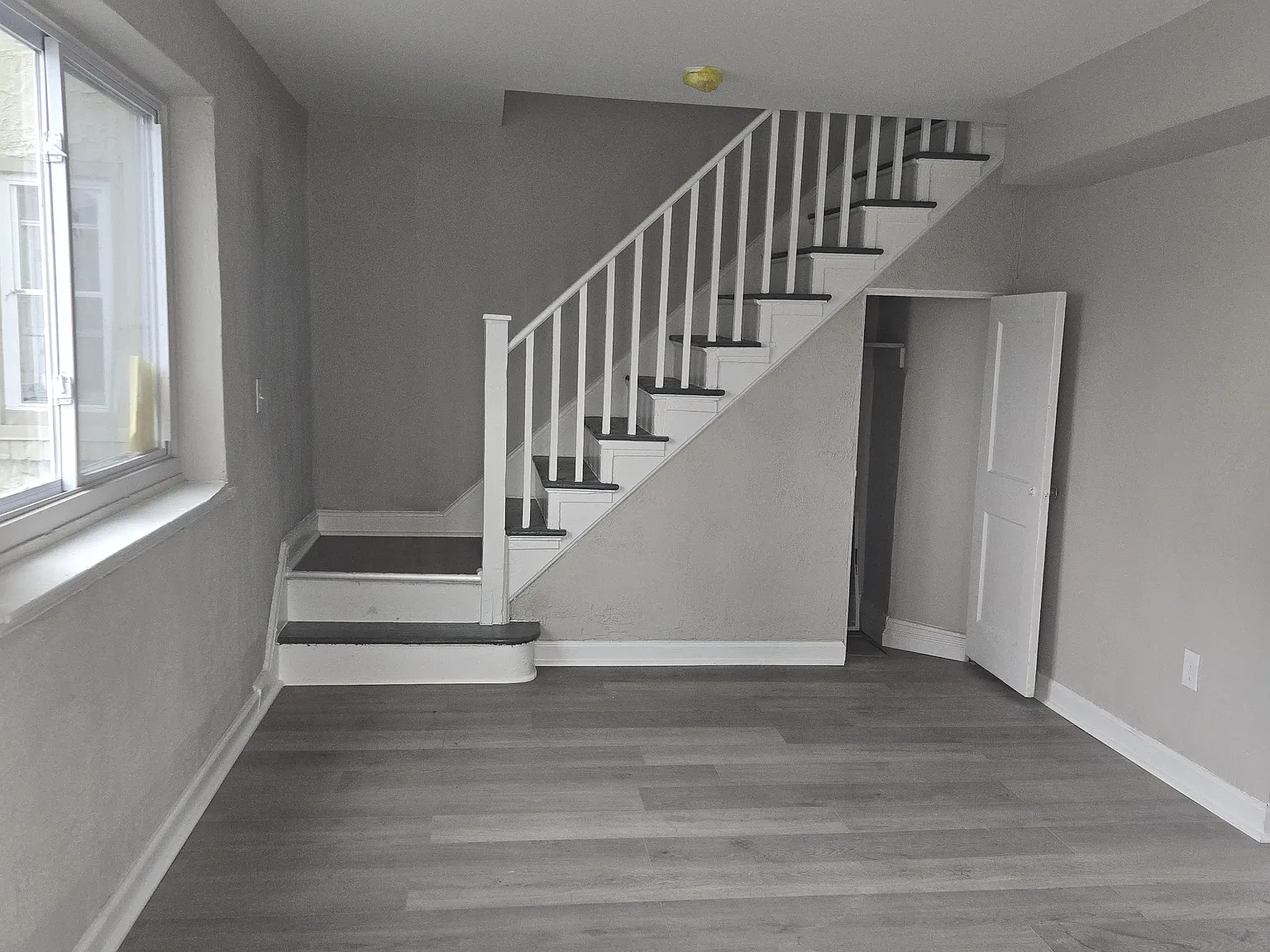 607 W Maple Ave — Photo 2