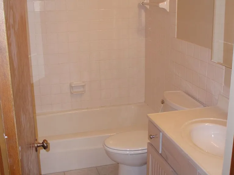 Oak Manor Apartments — Photo 2