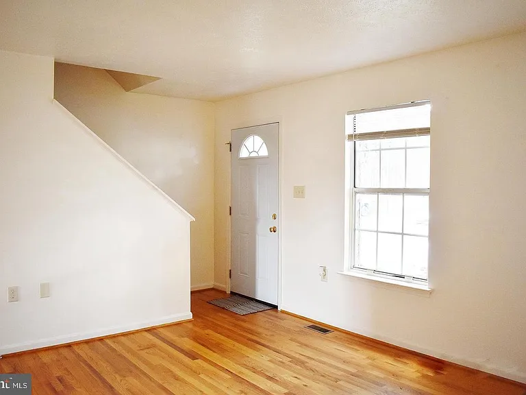 107 Parkside Dr — Photo 2