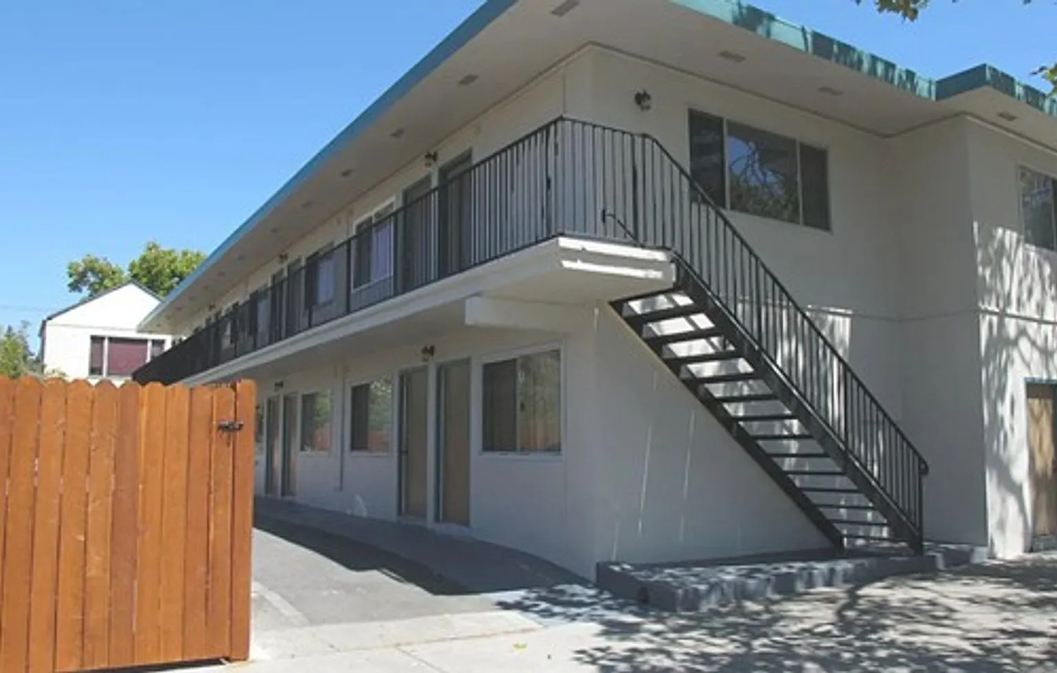 Comfortable one bedroom unit, convenient location to shopping and transportation — Photo 2