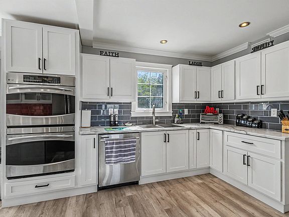 5th image of 42 Macrae Ave