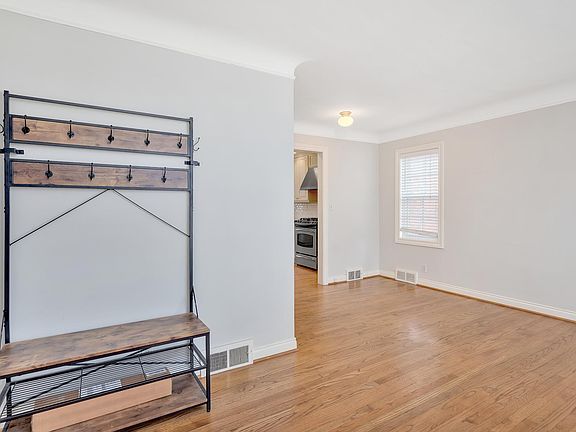 4th image of 419 Hillcrest Ave