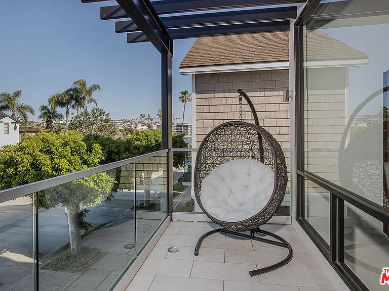 2105 E Balboa Blvd — Photo 28