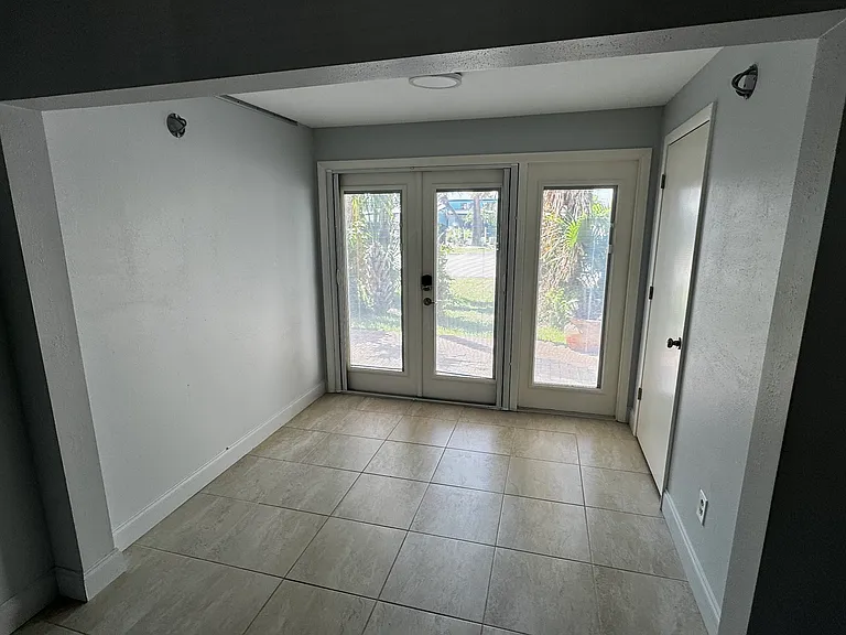 163 Breezeway Ct — Photo 5