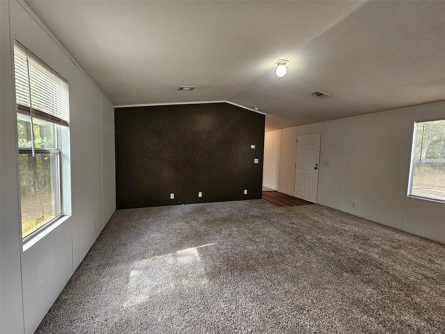 3 bed, 2.0 bath, 1330 sqft, $1,300 — Photo 4