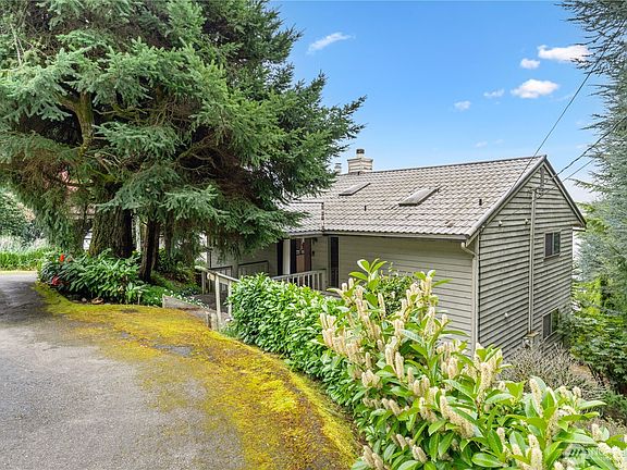 2nd image of 11150 Champagne Point Road NE