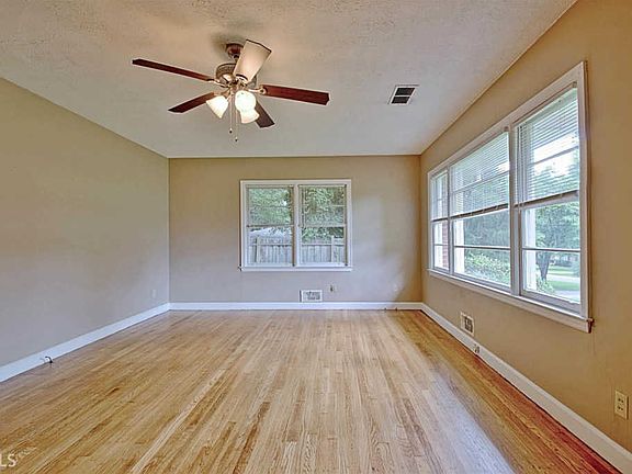 5th image of 390 E Georgia Ave