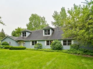 255 Ridgeway Ln, Libertyville, IL 60048