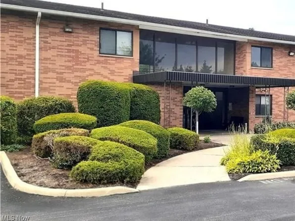 23855 David Dr Unit 211, North Olmsted, OH 44070