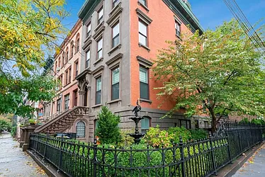 254 Montgomery Street in Historic Downtown