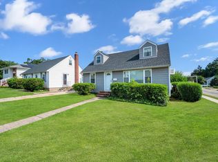 25 Genesee St, Hicksville, NY 11801
