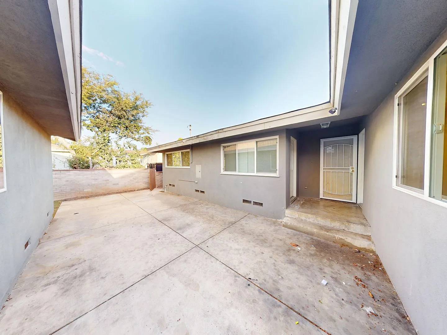 Massive 8 Bed / 4 Bath Home On Mary Lane - 2 Kitchens! Private Yard, Driveway, 8 Parking Permits ... — Photo 3