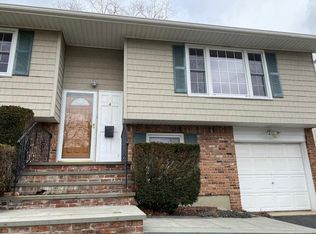4 Alex Ln APT 2, Glen Cove, NY 11542