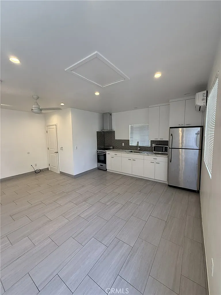 Studio, 400 sqft, $1,795 — Photo 3