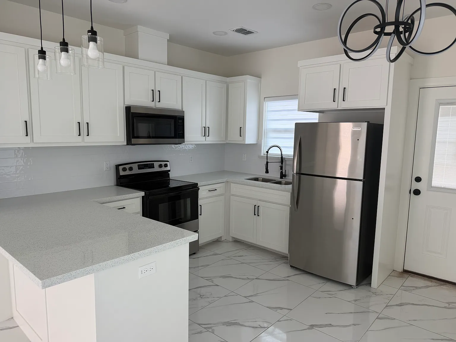 2 bed, 944 sqft, $1,200 — Photo 3