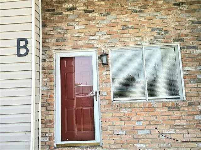2 bed, 1.5 bath, 1050 sqft, $1,300 — Photo 2
