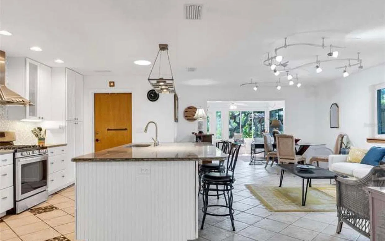2023 S Flagler Ave — Photo 4