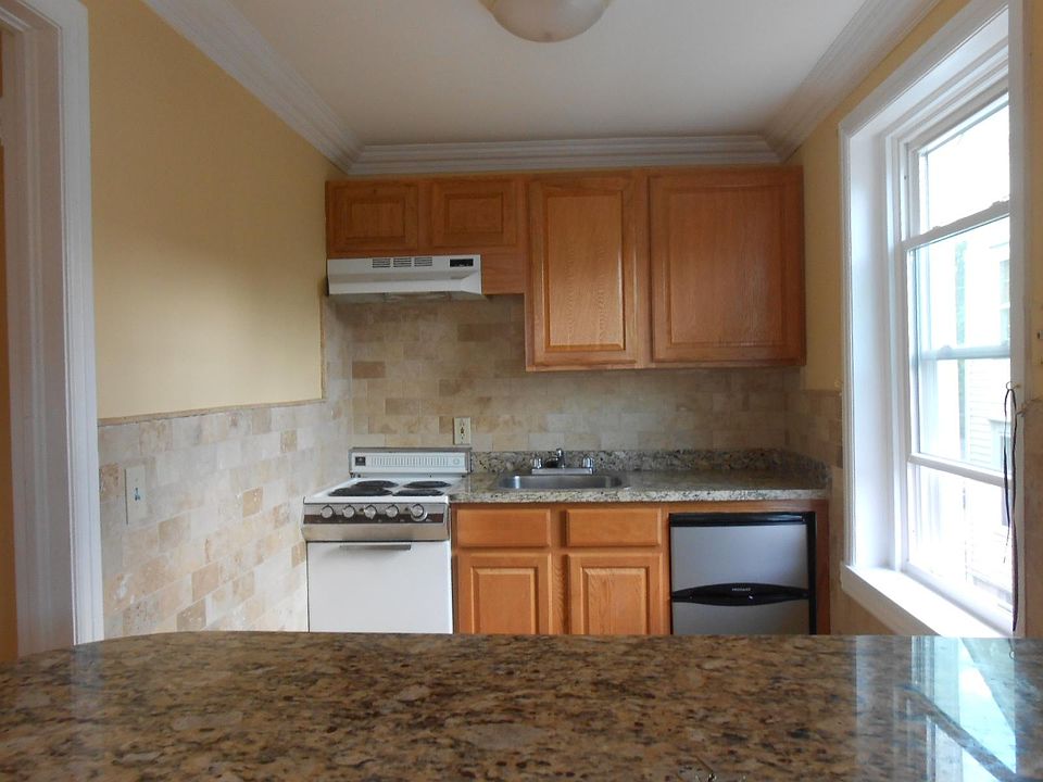 1st image of 90 Vineyard Ave APT 3