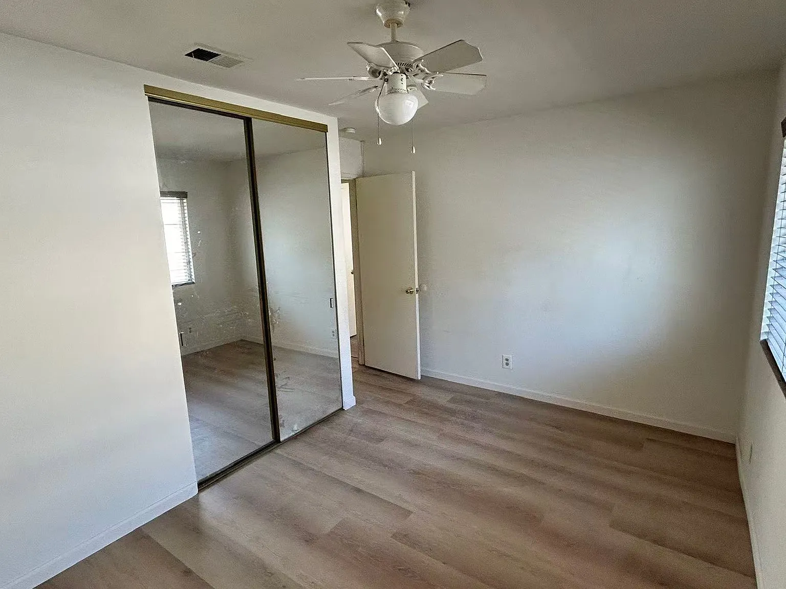 3 bed, 1000 sqft, $3,000 — Photo 2