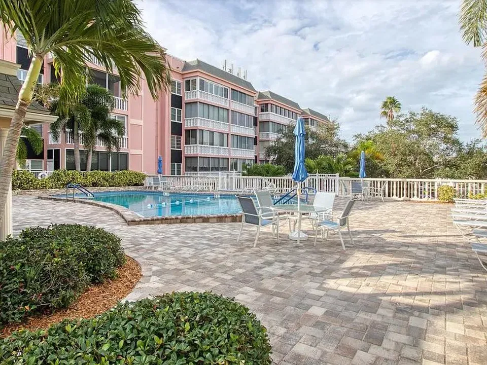 131 Bluff View Dr #401