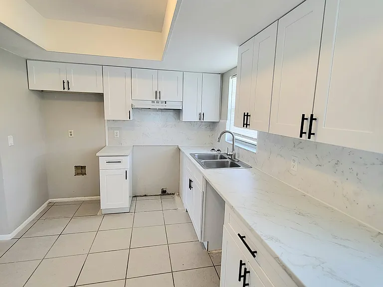 406 NE 24th Pl #2 — Photo 2