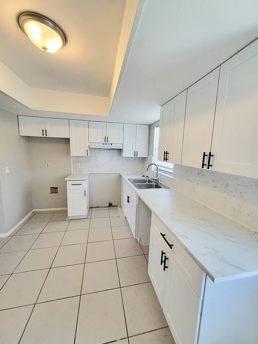 Building Photo - 406 NE 24th Pl #2