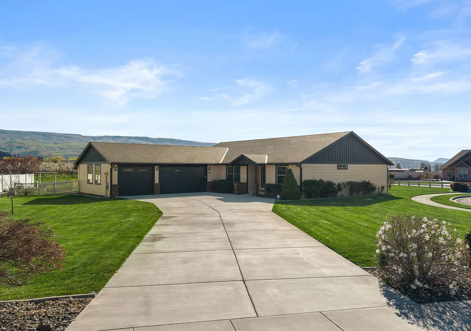 Located in Sunnyslope! 3+ beds, 2.5 baths, 3 car garage with open living spaces and huge yard! — Photo 1