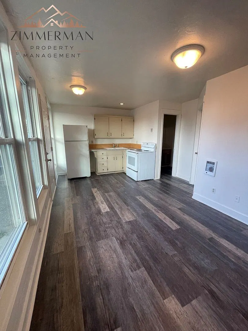2 F St — Photo 1