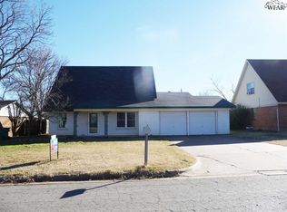 705 W Coleman Ave, Iowa Park, TX 76367