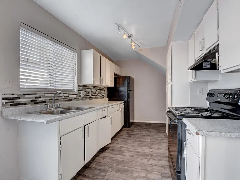 Green Tree Apartments — Photo 15