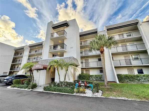 9235 Lagoon Pl APT 402, Davie, FL 33324
