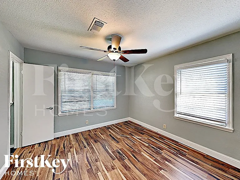 205 SW Moody St — Photo 8