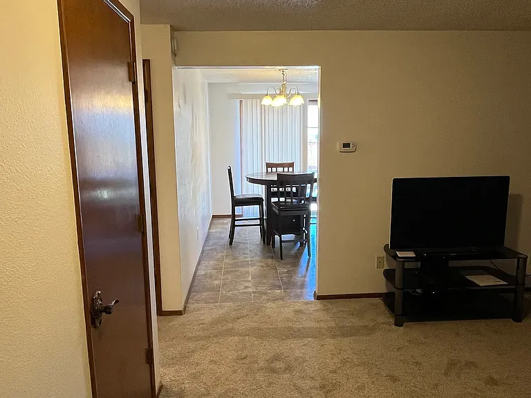 1533 Clydesdale Dr SE — Photo 2