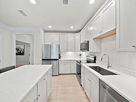 3rd image of 3211 Pennington Dr #3211