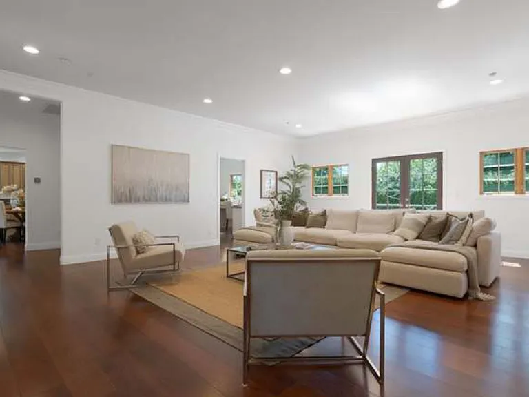 1050 Roxbury Rd — Photo 6