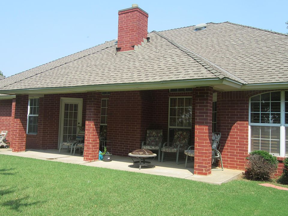 Covered Patio - furniture included !